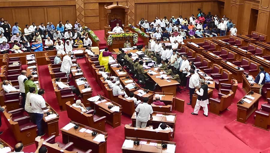 ರಾಜ್ಯ ರಾಜಕೀಯ ಹಗ್ಗಜಗ್ಗಾಟ ನಡುವೆ ವಿಧಾನ ಪರಿಷತ್ ಕಲಾಪ ಗುರುವಾರಕ್ಕೆ ಮುಂದೂಡಿಕೆ