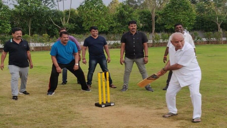 ಒಂದೆಡೆ ಮೈತ್ರಿ ನಾಯಕರಿಗೆ ಢವಢವ: ಇನ್ನೊಂದೆಡೆ ಕೂಲಾಗಿ ರೆಸಾರ್ಟ್ನಲ್ಲಿ ಶಾಸಕರೊಂದಿಗೆ ಬಿಎಸ್ವೈ ಕ್ರಿಕೆಟ್!