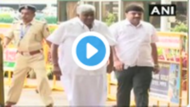 ವಿಶ್ವಾಸಮತ ಚರ್ಚೆ: ವಿಧಾನಸೌಧಕ್ಕೆ ಬರಿಗಾಲಲ್ಲೇ ಬಂದ ಹೆಚ್ ಡಿ ರೇವಣ್ಣ- ವಿಡಿಯೋ