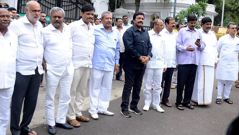ಕರ್ನಾಟಕ ರಾಜಕೀಯ ಬಿಕ್ಕಟ್ಟು: 'ವಿಶ್ವಾಸ'ಕ್ಕೆ ಕ್ಷಣಗಣನೆ, 'ಅತೃಪ್ತ'ರ ಅನರ್ಹಕ್ಕೆ ಕಾಂಗ್ರೆಸ್ ಮನವಿ