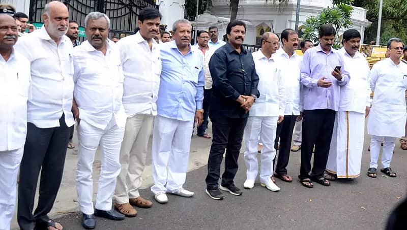 ಕರ್ನಾಟಕ ರಾಜಕೀಯ ಬಿಕ್ಕಟ್ಟು: 'ವಿಶ್ವಾಸ'ಕ್ಕೆ ಕ್ಷಣಗಣನೆ, 'ಅತೃಪ್ತ'ರ ಅನರ್ಹಕ್ಕೆ ಕಾಂಗ್ರೆಸ್ ಮನವಿ