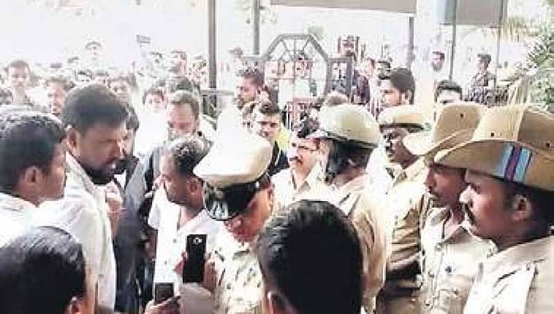 ಬೆಂಗಳೂರು:ಹೃದಯಾಘಾತದಿಂದ ಯುವಕ ದುರ್ಮರಣ,ಮುಗಿಲು ಮುಟ್ಟಿದ ಸಂಬಂಧಿಕರ ಆಕ್ರಂದನ