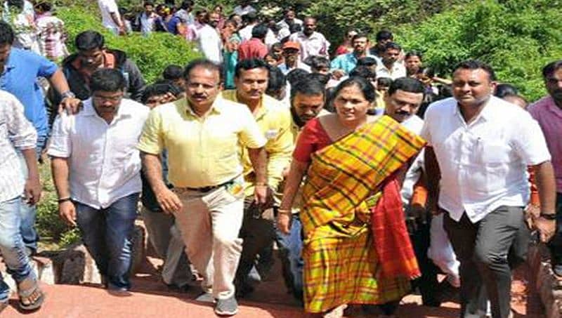 ಯಡಿಯೂರಪ್ಪ ಸರ್ಕಾರ ರಚಿಸಲಿ: ಚಾಮುಂಡೇಶ್ವರಿಗೆ ಶೋಭಾ ಹರಕೆ!