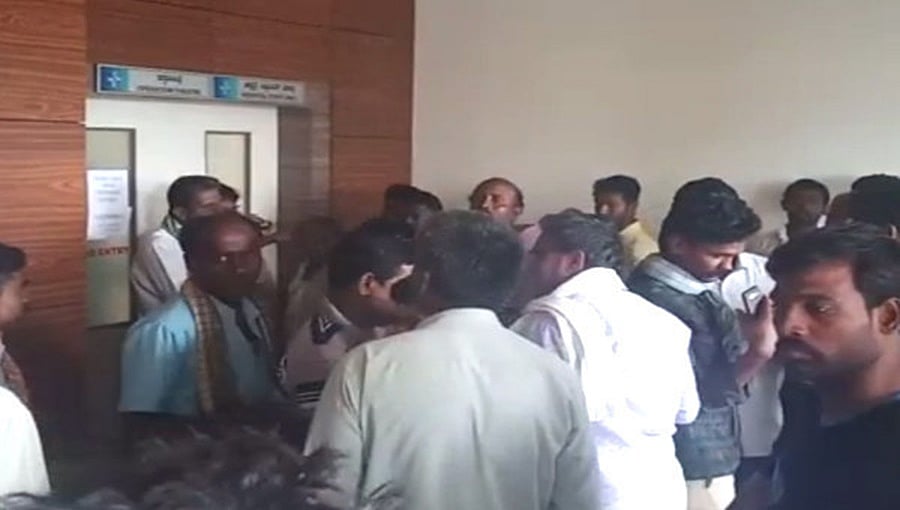 ಕೊಪ್ಪಳ: ವೈದ್ಯರು ಮೃತಳೆಂದು ಘೋಷಿಸಿದ ಮಹಿಳೆ ಅಂತ್ಯ ಸಂಸ್ಕಾರಕ್ಕೆ ಹೊರಟಾಗ ಕಣ್ಣು ಬಿಟ್ಟಳು!