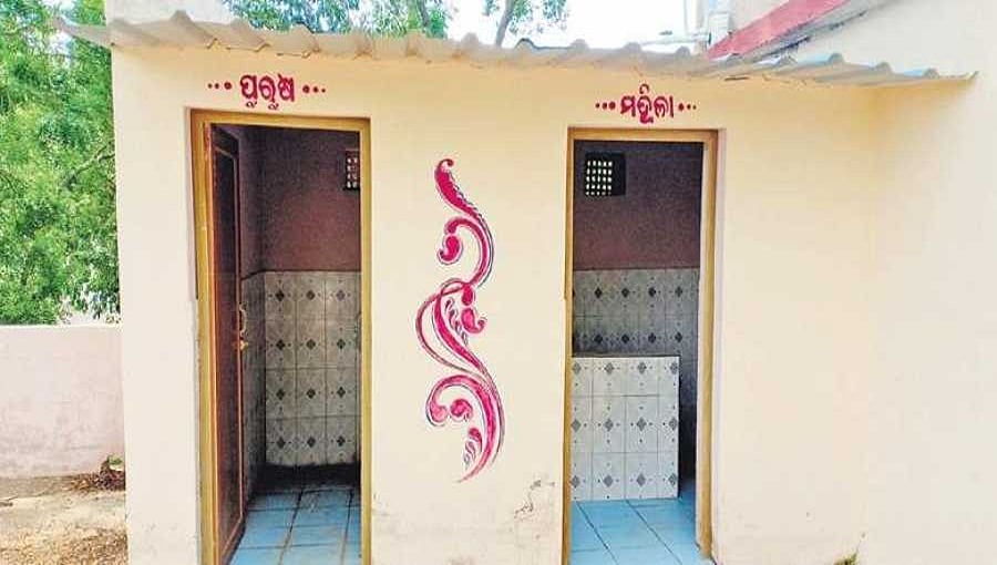 ಅಂಗನವಾಡಿ ಮಕ್ಕಳ ಬಿಸಿಯೂಟಕ್ಕಾಗಿ ಅಡಿಗೆಮನೆಯಾಗಿ ಬದಲಾದ ಶೌಚಾಲಯ!
