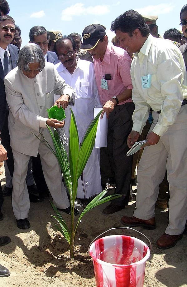 <div>2004ರ ಸುನಾಮಿಯಲ್ಲಿ ಮಡಿದ ಮಕ್ಕಳ ನೆನಪಿಗಾಗಿ ನಾಗಪಟ್ಟಿಣಂನ ಕೀಚಂಕುಪ್ಪಮ್ ತೀರದಲ್ಲಿ ತೆಂಗಿನ ಸಸಿ ನೆಟ್ಟ ಕಲಾಂ.</div><div><br></div>