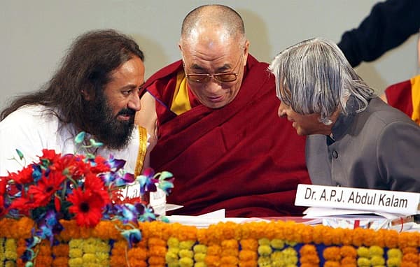 <div>ಟಿಬೆಟ್ ನ ಧಾರ್ಮಿಕ ಗುರು ದಲೈ ಲಾಮಾ, ಆರ್ಟ್ ಆಫ್ ಲಿವಿಂಗ್ ಮುಖ್ಯಸ್ಥ ಶ್ರೀ ರವಿಶಂಕರ್ ಗುರೂಜಿ ಅವರೊಂದಿಗೆ</div><div><br></div>