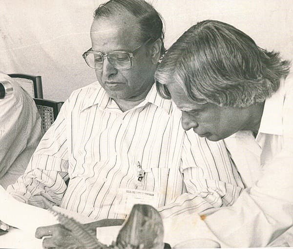 <div>ಚಿತ್ರದಲ್ಲಿ ಡಾ ಎ ಪಿ ಜೆ ಅಬ್ದುಲ್ ಕಲಾಂ ಜೊತೆಗೆ ಅಂದಿನ ಇಸ್ರೊ ಅಧ್ಯಕ್ಷ ಕಸ್ತೂರಿ ರಂಗನ್,</div><div><br></div>