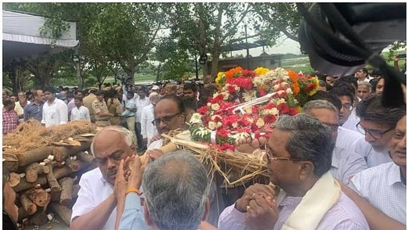 ಆಪ್ತ ಮಿತ್ರನ ಪಾರ್ಥಿವ ಶರೀರಕ್ಕೆ ಹೆಗಲು ಕೊಟ್ಟ ಸಿದ್ದರಾಮಯ್ಯ, ರಮೇಶ್ ಕುಮಾರ್