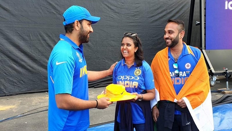 ಭರ್ಜರಿ ಸಿಕ್ಸರ್ ನಿಂದ ಪೆಟ್ಟು ತಿಂದ ಅಭಿಮಾನಿಗೆ ಆಟೋಗ್ರಾಫ್ ವುಳ್ಳ ಹ್ಯಾಟ್ ನೀಡಿದ ರೋಹಿತ್
