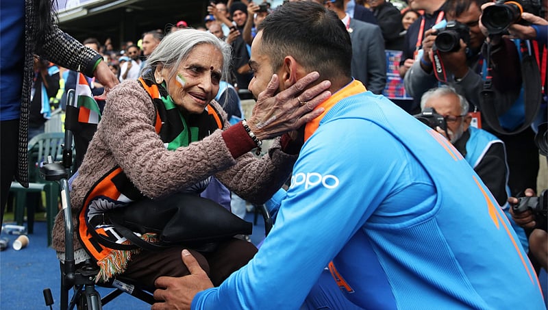 ಕ್ಯಾಮೆರಾಗಳಷ್ಟೇ ಅಲ್ಲ.. ಟೀಂ ಇಂಡಿಯಾ ನಾಯಕ ಕೊಹ್ಲಿ ಗಮನವನ್ನೂ ಸೆಳೆದ ಅಜ್ಜಿ.. ಮಾಡಿದ್ದೇನು?