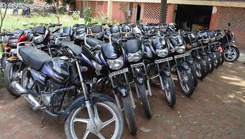 ಕುಖ್ಯಾತ ಬೈಕ್ ಕಳ್ಳರಿಬ್ಬರ ಬಂಧನ: 23 ದ್ವಿಚಕ್ರ ವಾಹನ ವಶ