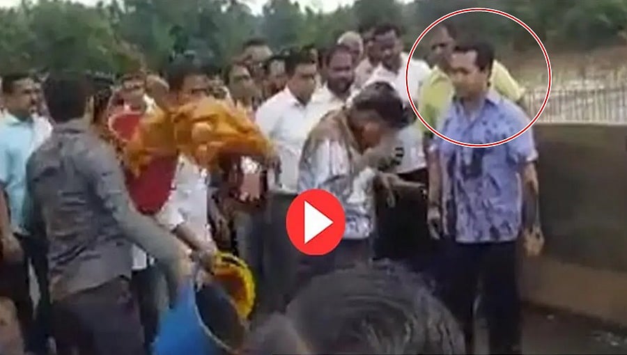 ನಾಚಿಕೆಯಾಗಬೇಕು: ಬಿಜೆಪಿ ಆಯ್ತು, ಇದೀಗ ಕಾಂಗ್ರೆಸ್ ಶಾಸಕನಿಂದ ಅಧಿಕಾರಿ ಮೇಲೆ ಕೆಸರು ಎರಚಿ ಹಲ್ಲೆ, ವಿಡಿಯೋ ವೈರಲ್!