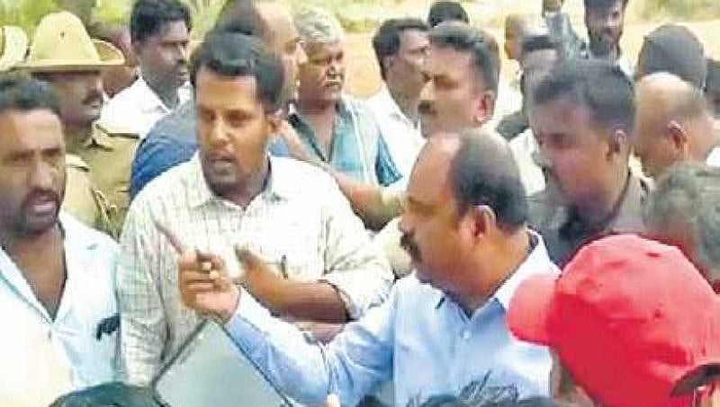 ಮಳವಳ್ಳಿ: ಜೆಡಿಎಸ್ ಶಾಸಕ, ಕಾಂಗ್ರೆಸ್ ಕಾರ್ಯಕರ್ತರ ಕಿತ್ತಾಟ; ಕೈಕೈ ಮಿಲಾಯಿಸಿದ ಮುಖಂಡರು!