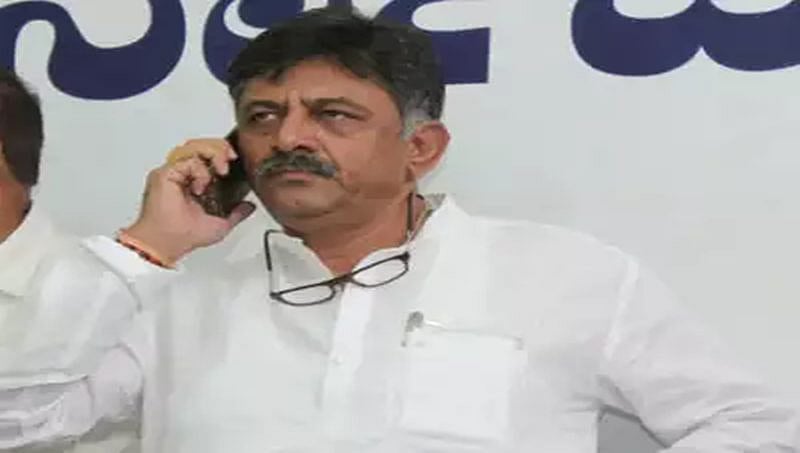 ತರಾತುರಿಯಲ್ಲಿ ಬೆಂಗಳೂರಿಗೆ ದೌಡಾಯಿಸಿದ ಡಿ.ಕೆ ಶಿವಕುಮಾರ್: ಎಲ್ಲಾ ಸಚಿವರ ರಾಜಿನಾಮೆ ಕೊಡಿಸಲು ನಿರ್ಧಾರ
