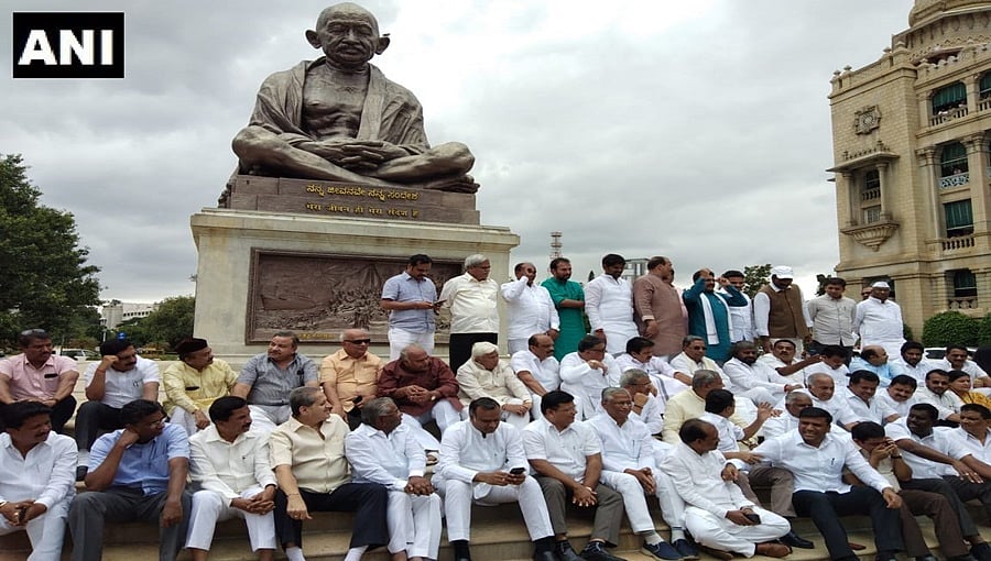 ಬೆಂಗಳೂರು: ಸರ್ಕಾರಕ್ಕೆ ಸಂಕಷ್ಟ, ಬಿಜೆಪಿ ವಿರುದ್ಧ ಕಾಂಗ್ರೆಸ್ ನಾಯಕರಿಂದ ಪ್ರತಿಭಟನೆ