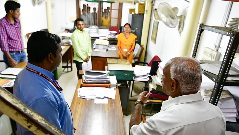 ಸರ್ಕಾರಿ ಕಚೇರಿಗಳಿಗೆ ಸಿಎಂ ಯಡಿಯೂರಪ್ಪ ದಿಢೀರ್ ಭೇಟಿ; ಸಿಬ್ಬಂದಿಗೆ ತರಾಟೆ