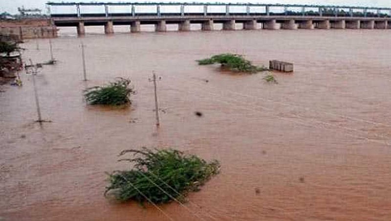 ರಾಯಚೂರಿನಲ್ಲಿ ಪ್ರವಾಹ: ಮುಳುಗಿದ ಹಳ್ಳಿ, ಸೇತುವೆ, ದೇವಾಲಯಗಳು