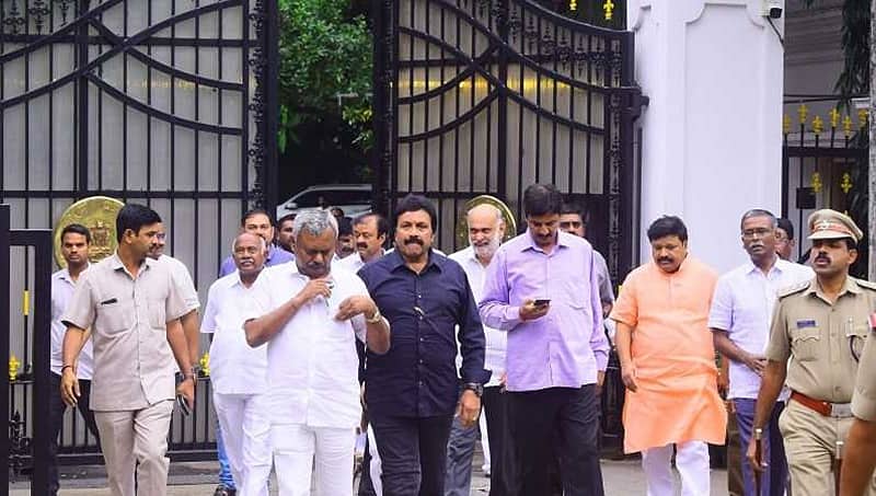 ಮಾಜಿ ಸ್ಪೀಕರ್ ರಮೇಶ್ ಕುಮಾರ್ ಆದೇಶ ಪ್ರಶ್ನಿಸಿ 14 ಅನರ್ಹ ಶಾಸಕರಿಂದ ಸುಪ್ರೀಂಗೆ ಅರ್ಜಿ