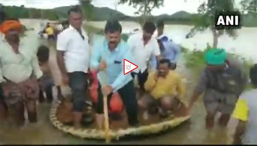 ಪ್ರವಾಹದ ನೀರಿನಲ್ಲಿ ತೆಪ್ಪ ನಡೆಸಲು ರೇಣುಕಾಚಾರ್ಯ ಹರಸಾಹಸ: ವಿಡಿಯೋ ವೈರಲ್