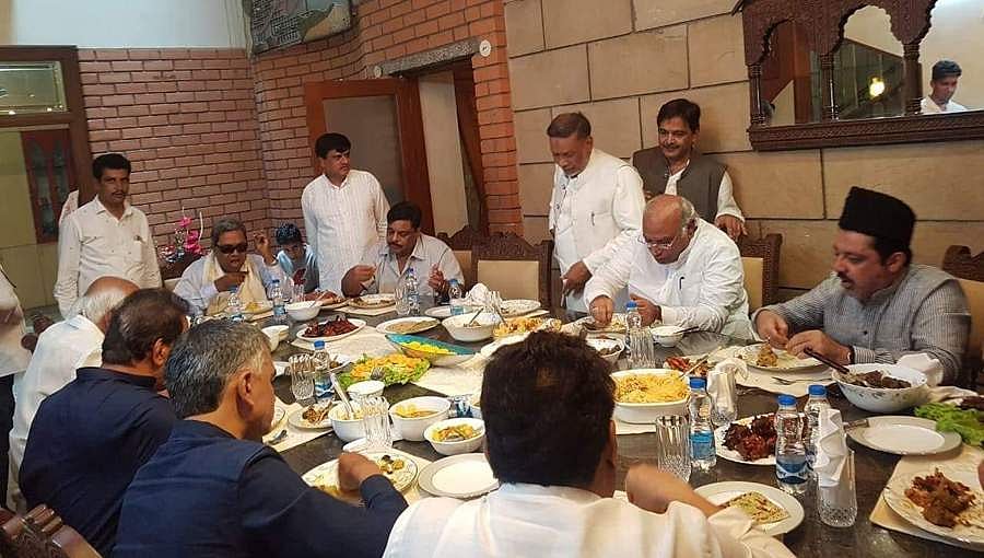 ಉತ್ತರ ಕರ್ನಾಟಕದಲ್ಲಿ ನೆರೆಯಿಂದ ಜನ ತತ್ತರ; ಇತ್ತ ಕಾಂಗ್ರೆಸ್ ನಾಯಕರಿಂದ ಬಕ್ರೀದ್ ಬಾಡೂಟ