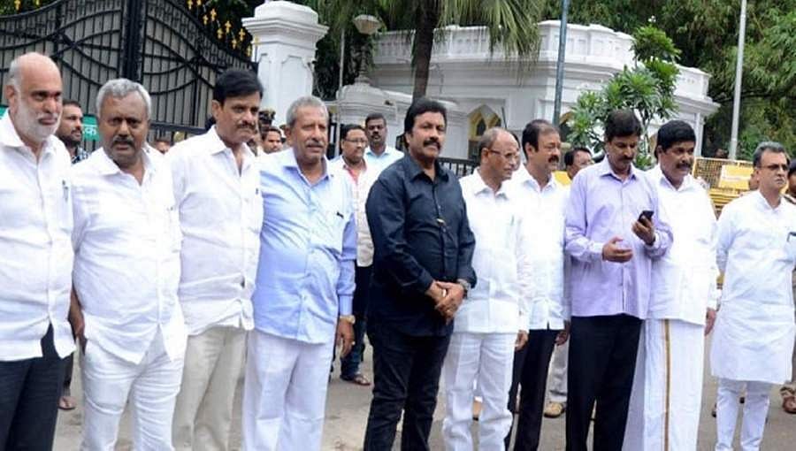ವಿಧಾನಸಭೆ ಉಪ ಚುನಾವಣೆಗೆ ಸುಪ್ರೀಂ ಕೋರ್ಟ್ ತಡೆ, ಅನರ್ಹ ಶಾಸಕರಿಗೆ ಬಿಗ್ ರಿಲೀಫ್