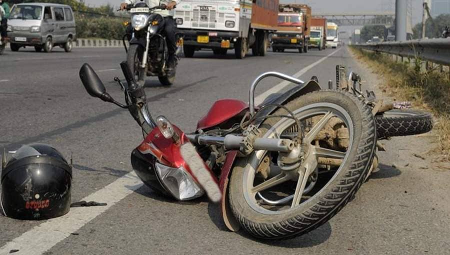 ಹಾಸನ: ಬೈಕ್ಗೆ ಕಾರು ಡಿಕ್ಕಿ, ಭೀಕರ ಅಪಘಾತದಲ್ಲಿ ಬೈಕ್ ಸವಾರರಿಬ್ಬರು ದುರ್ಮರಣ