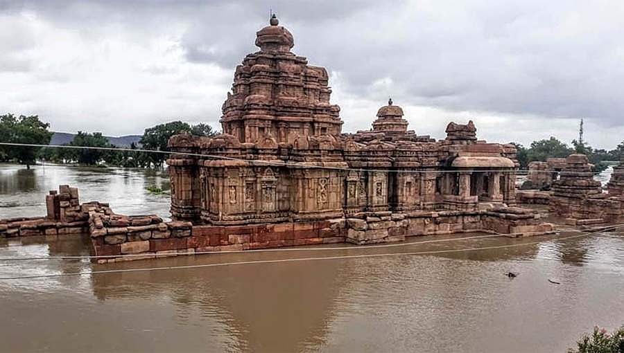 ನೆರೆ ಇಳಿದರೂ ತಪ್ಪಿಲ್ಲ ಹೈ.ಕರ್ನಾಟಕ ಭಾಗದ ಜನರ ಗೋಳು, ಸಂತ್ರಸ್ಥರ ಅಳಲು ಕೇಳೋರ್ಯಾರು?