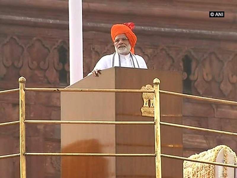 ಕಳೆದ ವರ್ಷ 2018ರ 72ನೇ ಸ್ವಾತಂತ್ರ್ಯ ದಿನಾಚರಣೆ ದಿನ ಕೆಂಪು ಮಿಶ್ರಿತ ಕೇಸರಿ ಬಣ್ಣದ ಪೇಟಾದಲ್ಲಿ ಕಾಣಿಸಿಕೊಂಡಿದ್ದರು. ಕೇಸರಿ ಬಣ್ಣ ತ್ಯಾಗ ಮತ್ತು ಧೈರ್ಯದ ಸಂಕೇತ. ಇದಕ್ಕೆ ತುಂಬು ತೋಳಿನ ಬಿಳಿ ಕುರ್ತಾ ಧರಿಸಿದ್ದರು.