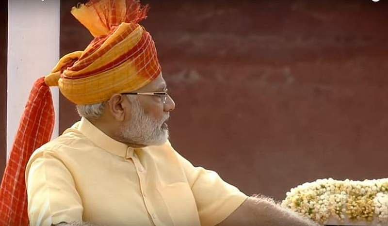 2017ರಲ್ಲಿ ಕಡು ಕೆಂಪು ಮತ್ತು ಹಳದಿ ಮಿಶ್ರಿತ ಅದಕ್ಕೆ ಚಿನ್ನದ ಗೆರೆಯ ಲೇಪಿತ ಪೇಟಾ ತೊಟ್ಟಿದ್ದು ಅದಕ್ಕೆ ಬಂದ್ಗಾಲಾ ಅರ್ಧ ತೋಳಿನ ಕುರ್ತಾ ಧರಿಸಿದ್ದರು.