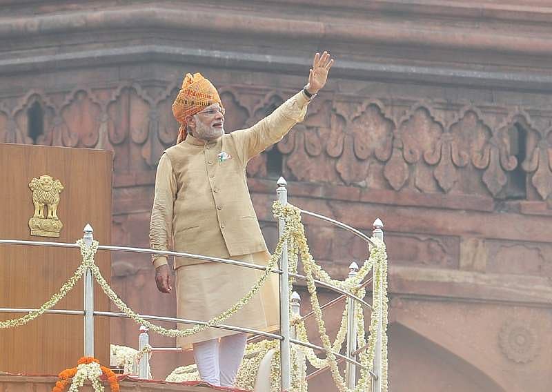 2015ರ ಸ್ವಾತಂತ್ರ್ಯ ದಿನಾಚರಣೆ ಭಾಷಣದ ದಿನ ತಿಳಿ ಹಳದಿ ಬಣ್ಣ, ಅದಕ್ಕೆ ಮಿಶ್ರ ಬಣ್ಣದ ಗೆರೆಯ ವಿನ್ಯಾಸದ ಪೇಟಾವನ್ನು ಮೋದಿ ಜಾಕೆಟ್ ಎಂದೇ ಫೇಮಸ್ ಆಗಿರುವ ಜಾಕೆಟ್ ನ್ನು ಧರಿಸಿದ್ದರು.