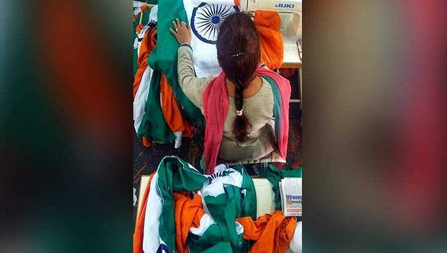ಕರ್ನಾಟಕದಲ್ಲಿ ತಯಾರಾದ ತ್ರಿವರ್ಣ ಧ್ವಜ ಕಾಶ್ಮೀರದಲ್ಲಿ ಹಾರಾಡಿತು!
