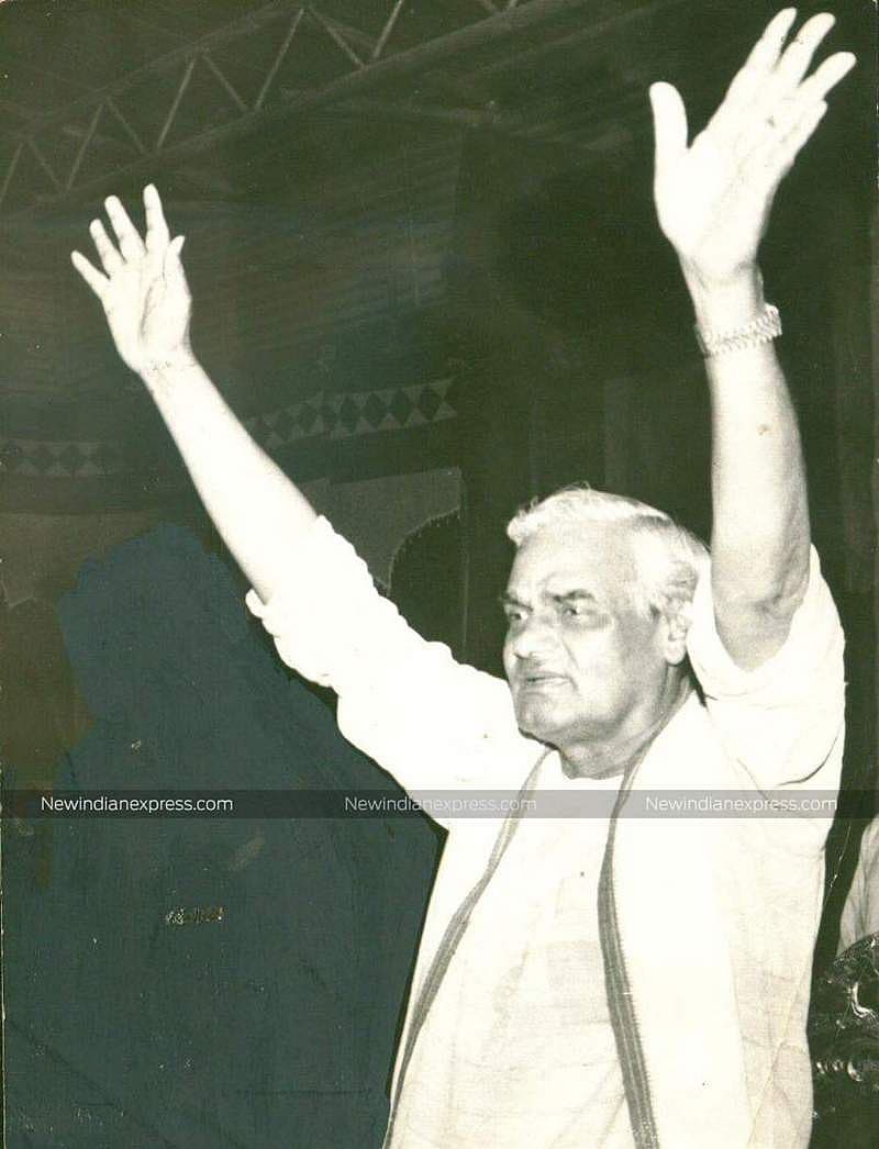 1950ರ ಆದಿಭಾಗದಲ್ಲಿ ಆರ್ ಎಸ್ಎಸ್ ಮ್ಯಾಗಜೀನ್ ನಡೆಸಲು ಕಾನೂನು ಕಾಲೇಜಿನಿಂದ ಓದನ್ನು ಅರ್ಧಕ್ಕೆ ನಿಲ್ಲಿಸಿದ್ದರು. ವಾಜಪೇಯಿಯವರ ತಂದೆ ಸರ್ಕಾರಿ ನೌಕರ, ಮಗ ಆರ್ ಎಸ್ಎಸ್ ಖಾಕಿ ಯೂನಿಫಾರ್ಮ್ ಧರಿಸುವುದು ಇಷ್ಟವಿರಲಿಲ್ಲ, ಹೀಗಾಗಿ ವಾಜಪೇಯಿ ಸಹೋದರಿ ಅವರ ಆರ್ ಎಸ್ ಎಸ್ ಪ್ಯಾಂಟ್ ಗಳನ್ನು ಎಸೆಯುತ್ತಿದ್ದರಂತೆ.
