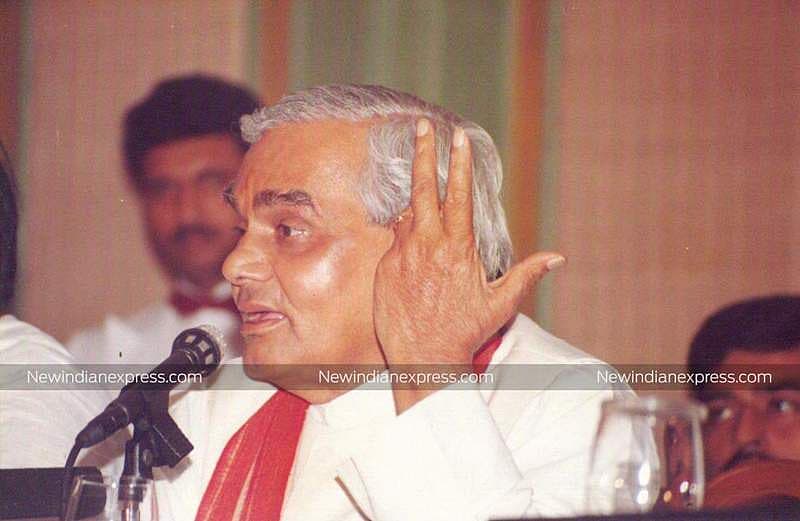 ವಿಶ್ವಸಂಸ್ಥೆ ಸಾಮಾನ್ಯ ಸಭೆಯಲ್ಲಿ ಮೊದಲ ಬಾರಿಗೆ ಹಿಂದಿಯಲ್ಲಿ ಮಾತನಾಡಿದ್ದರು. 1977ರಲ್ಲಿ ವಾಜಪೇಯಿಯವರು ಮೊದಲ ಬಾರಿಗೆ ವಿದೇಶಾಂಗ ಸಚಿವರಾಗಿ ವಿಶ್ವಸಂಸ್ಥೆಯಲ್ಲಿ ಹಿಂದಿಯಲ್ಲಿ ಮಾತನಾಡಿದರು.
