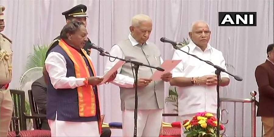 17 ಸಚಿವರ ಪದಗ್ರಹಣ: ಹಳೇ ಮೈಸೂರಿಗಿಲ್ಲ ಒಂದೂ ಸ್ಥಾನ: ಬಿಎಸ್ ವೈ ಕಾಲಿಗೆರಗಿದ ರಾಮುಲು, ಅಶ್ವತ್ಥ ನಾರಾಯಣ