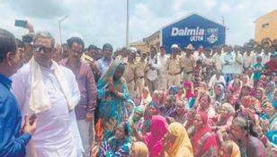 ಸಿದ್ದರಾಮಯ್ಯ 'ಅತಿಥಿ ಶಾಸಕ': ನೆರೆ ಇಳಿದ ಮೇಲೆ ಆಗಮಿಸಿದ ಮಾಜಿ ಸಿಎಂ ವಿರುದ್ಧ ಬಾದಾಮಿ ಜನರ ಆಕ್ರೋಶ
