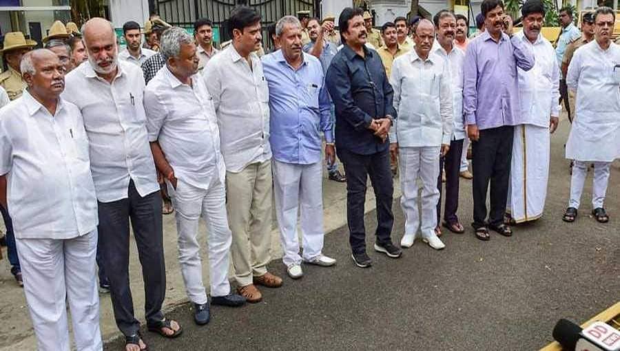 ಸುಪ್ರೀಂ ತೀರ್ಪು ವಿಳಂಬ ಹಿನ್ನೆಲೆ: ಅನರ್ಹ ಶಾಸಕರು ದೆಹಲಿಯತ್ತ ದೌಡು