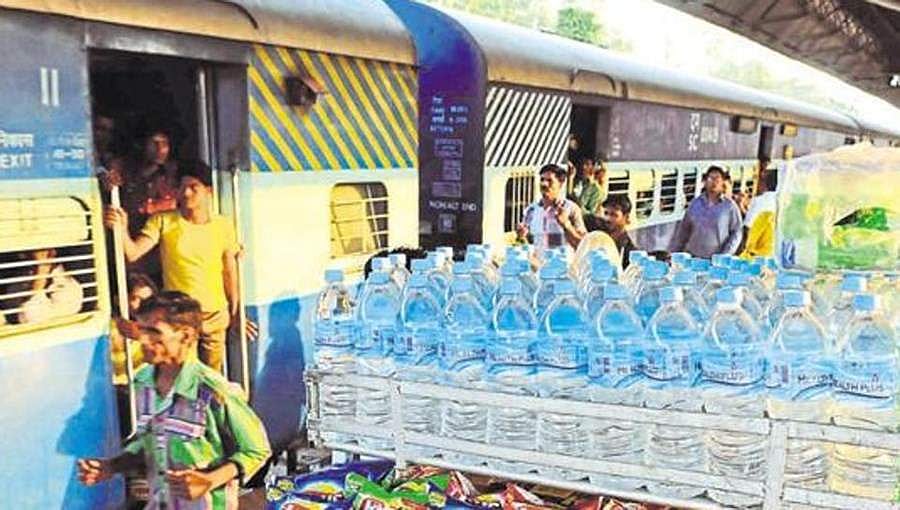 ರೈಲು ಪ್ರಯಾಣಿಕರ ಗಮನಕ್ಕೆ: ಸಿಂಗಲ್ ಯೂಸ್ ಪ್ಲ್ಯಾಸ್ಟಿಕ್ ಗೆ ಬ್ರೇಕ್, ನೀರಿನ ಬಾಟಲ್ ನ್ನು ಇಲಾಖೆಗೇ ಹಿಂತಿರುಗಿಸಬೇಕು!
