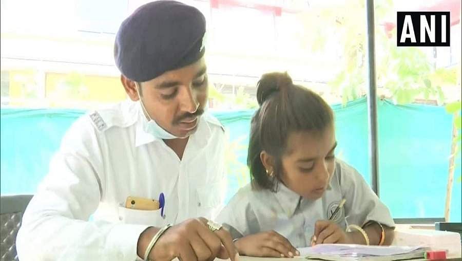 ಬೀದಿಬದಿಯ ಮಕ್ಕಳಿಗಾಗಿ ಶಿಕ್ಷಣ ಕೇಂದ್ರಗಳನ್ನು ತೆರೆದ ಟ್ರಾಫಿಕ್ ಪೊಲೀಸ್!