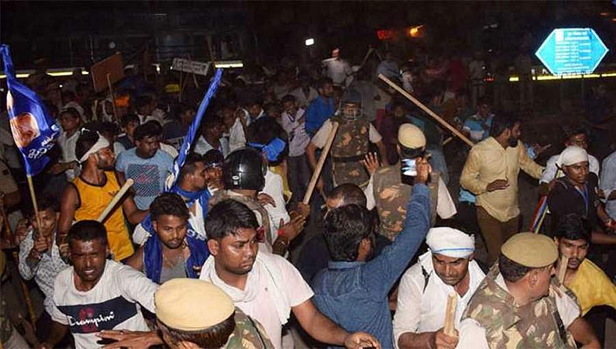 ದೇಗುಲ ನೆಲಸಮ: ಹಿಂಸಾಚಾರಕ್ಕೆ ತಿರುಗಿದ ಪ್ರತಿಭಟನೆ, ಭೀಮ್ ಆರ್ಮಿ ಮುಖ್ಯಸ್ಥ ಚಂದ್ರಶೇಖರ್ ಆಜಾದ್ ಬಂಧನ