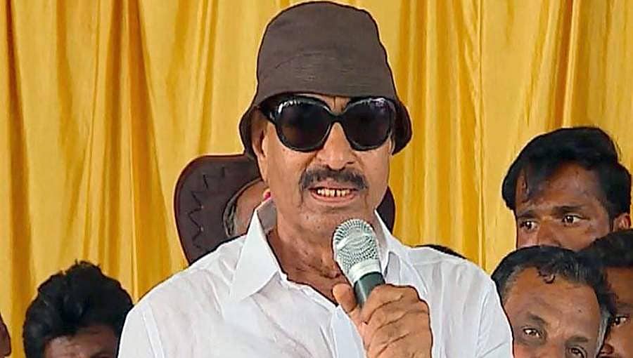 ಸಂಸದ ಡಿವಿಎಸ್, ತೇಜಸ್ವಿ ಸೂರ್ಯರಿಂದ ಕನ್ನಡಕ್ಕೆ ಅವಮಾನ: ವಾಟಾಳ್ ನಾಗರಾಜ್ ಆಕ್ರೋಶ