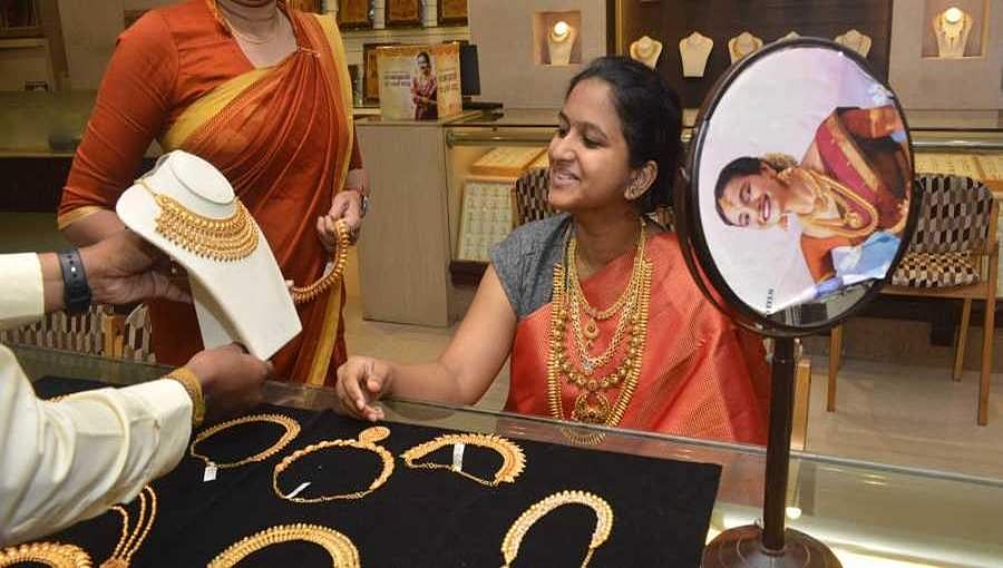 ಗಗನಕ್ಕೇರಿದ ಚಿನ್ನದ ಬೆಲೆ: 10 ಗ್ರಾಂ ಚಿನ್ನದ ಬೆಲೆ ಎಷ್ಟು ಗೊತ್ತಾ?