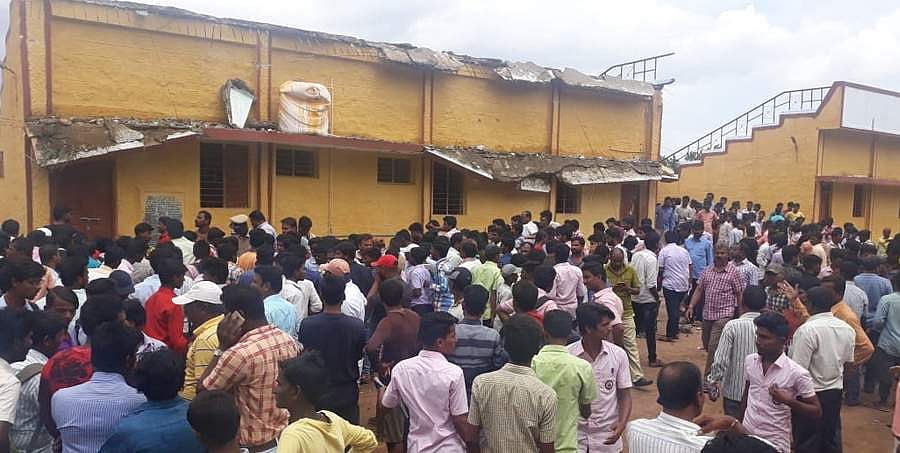 ಬಳ್ಳಾರಿ: ಸ್ಟೇಡಿಯಂ ಸಜ್ಜೆ ಕುಸಿತ; ಇಬ್ಬರ ಸಾವು, ಹಲವರಿಗೆ ಗಾಯ