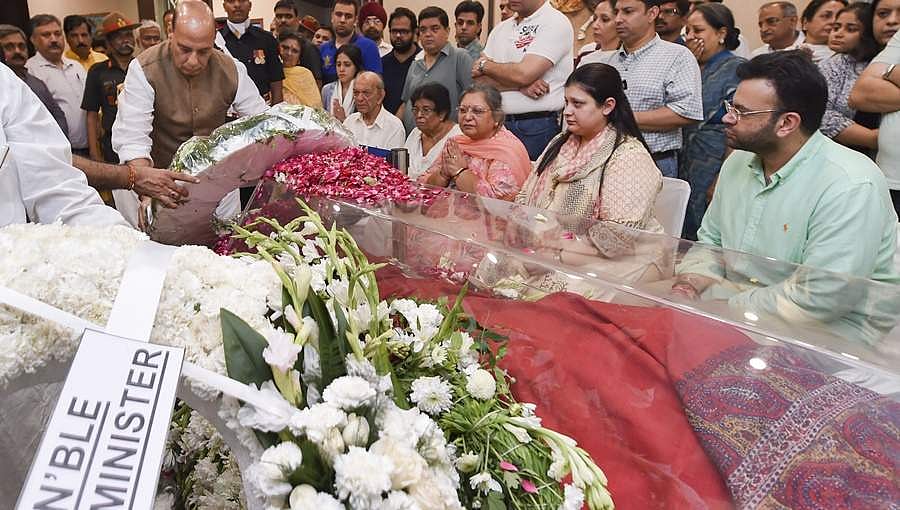 ಭಾನುವಾರ ಮಧ್ಯಾಹ್ನ ದೆಹಲಿಯ ನಿಗಂಬೋಧ್ ಘಾಟ್ ನಲ್ಲಿ ಅರುಣ್ ಜೇಟ್ಲಿ ಅಂತ್ಯಕ್ರಿಯೆ