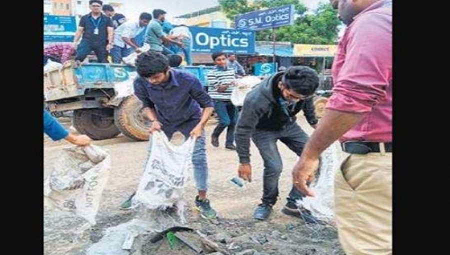 ಬಿಬಿಎಂಪಿ ದಿವ್ಯ ನಿರ್ಲಕ್ಷ್ಯ: ರಸ್ತೆ ಗುಂಡಿಗಳನ್ನು ಮುಚ್ಚಿದ ವಿದ್ಯಾರ್ಥಿಗಳು