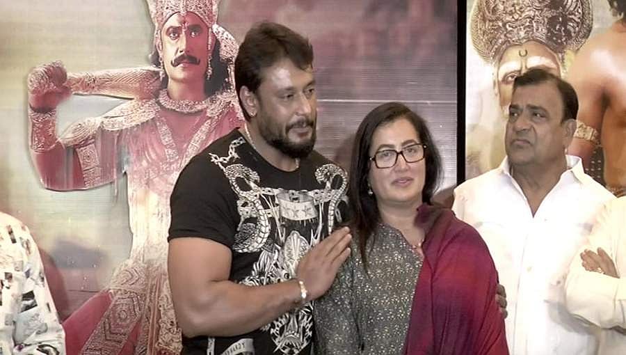 ಗಂಡ-ಹೆಂಡತಿ ಮಧ್ಯೆ ಸುದ್ದಿ ಹಬ್ಬಿಸಿ ಮನೆ ಮುರಿಯುವ ಕೆಲಸ ಮಾಡಬೇಡಿ: ಸುಮಲತಾ ಅಂಬರೀಷ್
