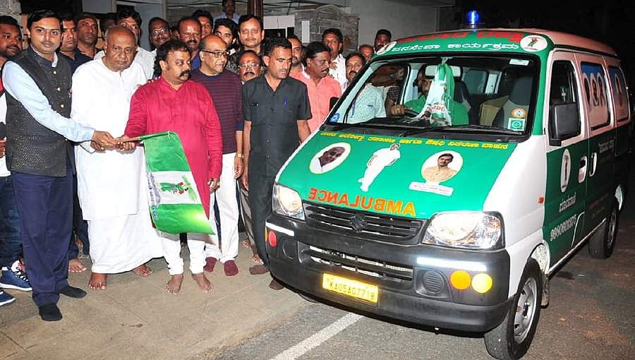 ಪ್ರವಾಹ ಸಂತ್ರಸ್ತರ ಅನುಕೂಲಕ್ಕಾಗಿ ಜೆಡಿಎಸ್ ನಿಂದ ಕುಮಾರ ರಕ್ಷಾ ಆ್ಯಂಬುಲೆನ್ಸ್ ಗೆ ದೇವೇಗೌಡ ಚಾಲನೆ