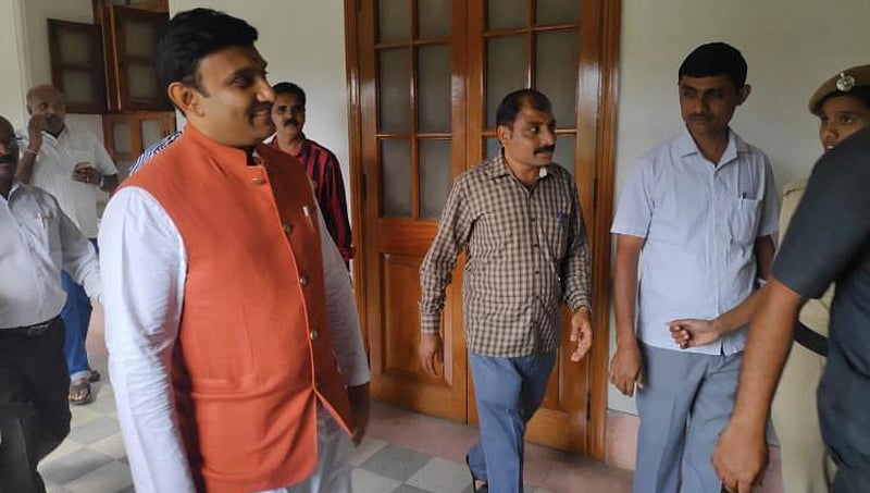 'ಸೋಲಿಸುವವನು, ಗೆಲ್ಲಿಸುವವನು ಮೇಲಿದ್ದಾನೆ, ಕಾಲರ್ ಎತ್ತಿಕೊಂಡು ಹೋದರೆ ಮತ ಹಾಕಲ್ಲ': ಡಿಕೆಶಿಗೆ ಸುಧಾಕರ್ ಟಾಂಗ್