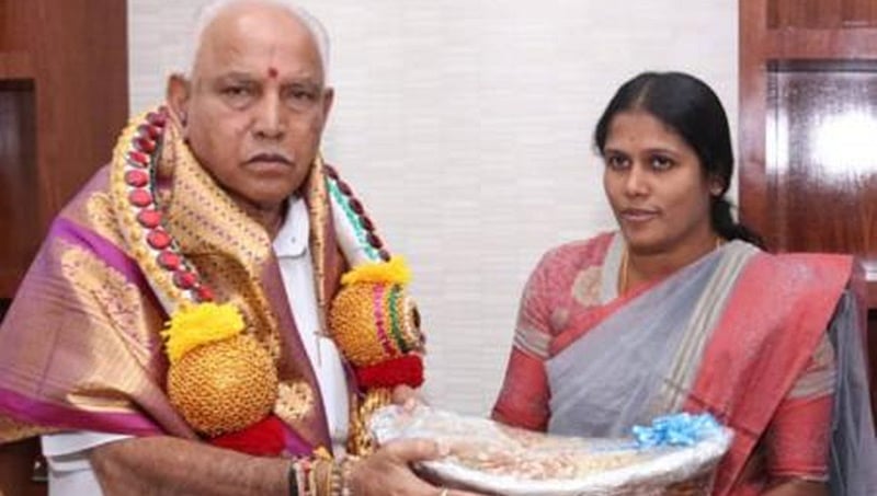 ನೂತನ ಸಿಎಂ ಯಡಿಯೂರಪ್ಪಗೆ ಗಿಫ್ಟ್ ನೀಡಿ ದಂಡ ಕಟ್ಟಿದ ಮೇಯರ್ ಗಂಗಾಂಬಿಕೆ!