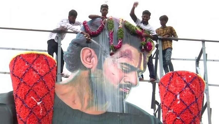 ಹೈದ್ರಾಬಾದ್ : ಪ್ರಭಾಸ್ 70 ಅಡಿ ಎತ್ತರದ ಕಟೌಟ್ ಗೆ ಅಭಿಮಾನಿಗಳಿಂದ ಕ್ಷೀರಾಭಿಷೇಕ!